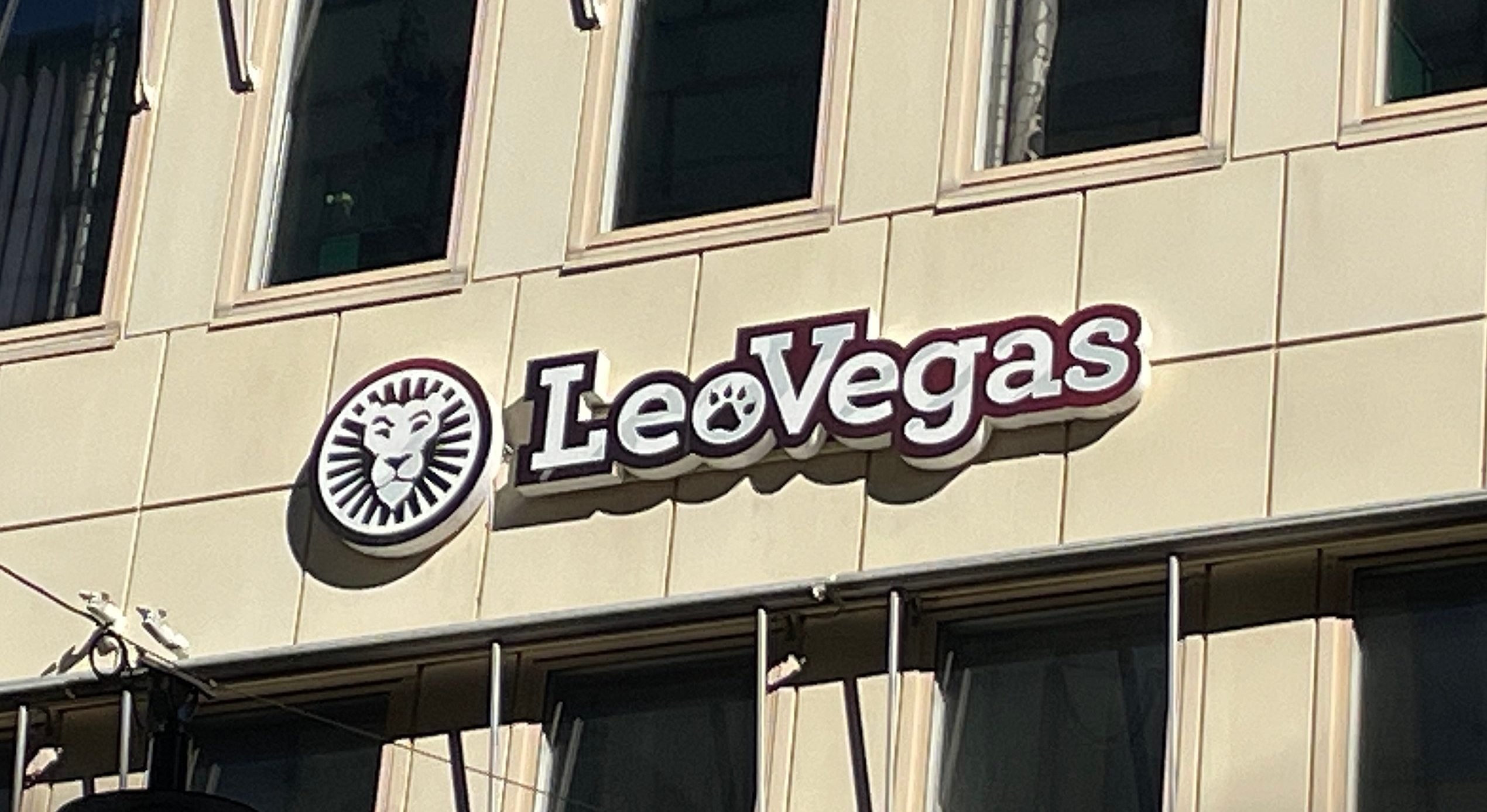 LeoVegas Hit With Massive Fine Over AML, Responsible Gaming Violations in the UK