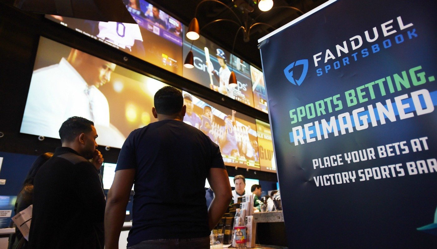 William Hill Gives $50K to Writing Class Following Copyright Lawsuit Settlement With Rival FanDuel