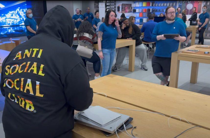 Apple CEO Tim Cook Visits Vegas Apple Store Before/After Robbers